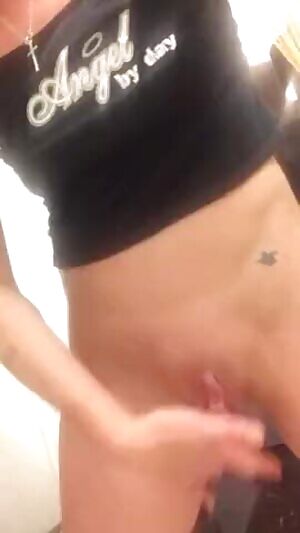 Sexy Milf Has An Unbelievable Squirt While Standing