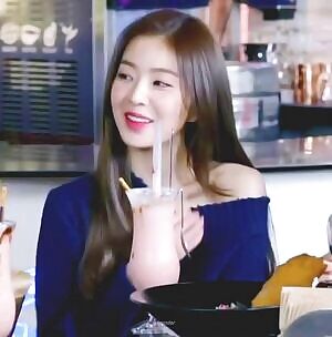 Red Velvet - Irene's shoulder