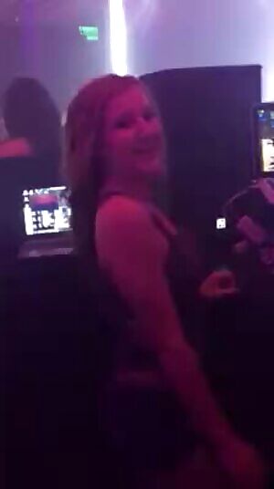 Love the way her body move. Such a turn on.