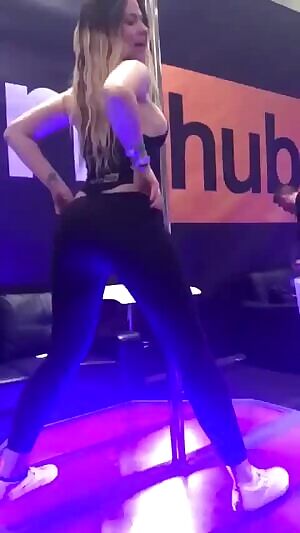 This gif gets me every time. If I could have one girl’s body....