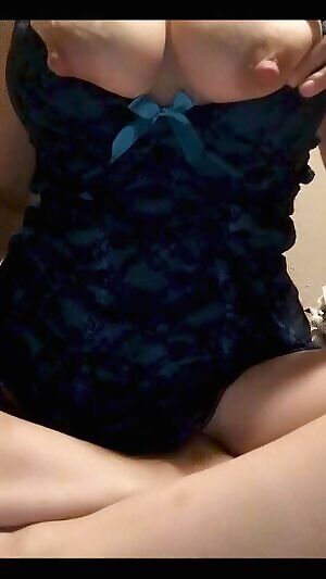 Getting herself ready for you! Who wants to help her out? 💦💦