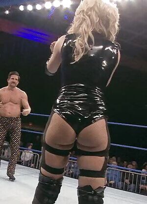 Scarlett Bordeaux takes one step and jiggles so much!