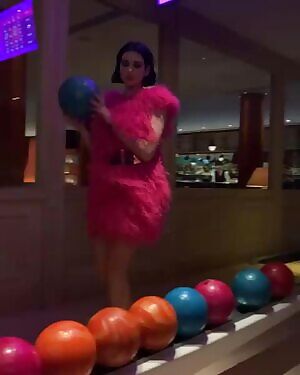 About to jerk to Dua Lipa for the first time. How can I not after seeing this?