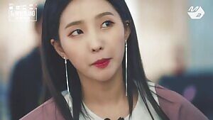 I-DLE - Soyeon & Miyeon - Kiss tease.