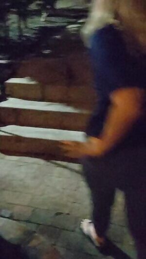 My gf show her ass in outdoor