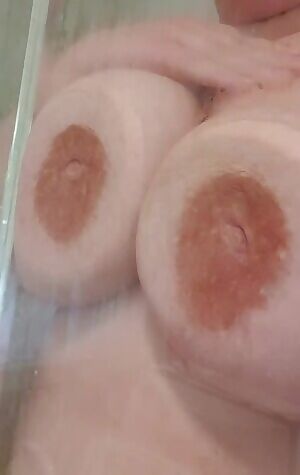 Squished boobs anyone? 😋