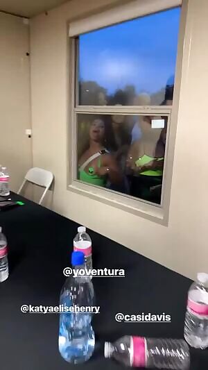 👽