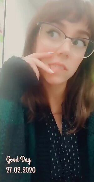 I've had nothing but tea and coffee for the last 3.5 house so leave me alone 😂 BUT I'm a tad bored rn.. and not at home..