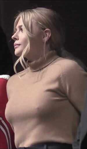 Chloe Grace Moretz pokies