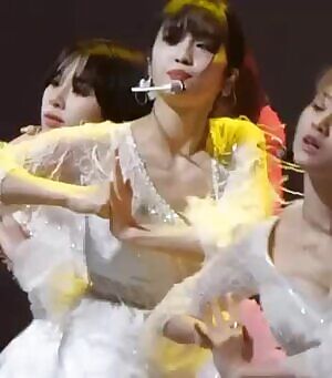 TWICE - MOMO