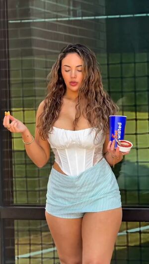 Cute-Faced Pornstars 19honeysuckle Busty Curvy Latina