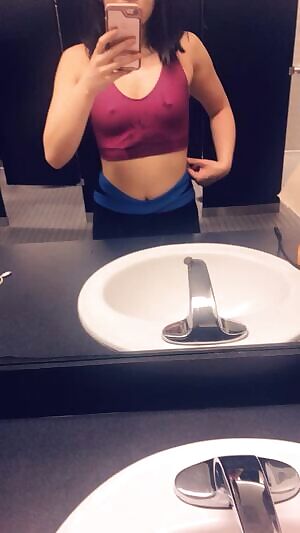 While he’s working out, I’m doing titty drops at the gym 🤷🏻‍♀️