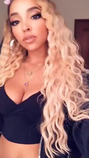 Tinashe flaunting her udders