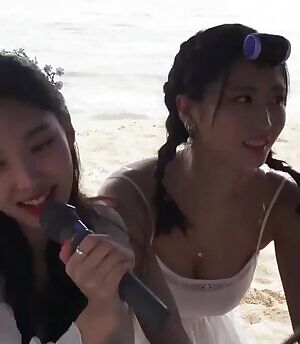Twice - Momo Cleavage