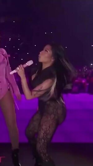 Nicki Minaj gets me so hard, tell me what you would do to that😏