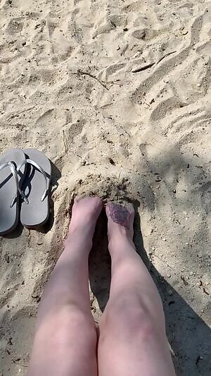 Life is better with sandy toes 👣