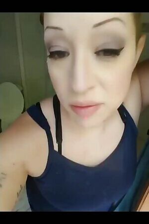 Slept in my makeup, flew to my sister's, and snuck in her bathroom before giving her a ride 😈😇