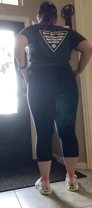 Went to the gym with this little 💎 in today...now that you’re home from work you can take it with your mouth, no hands allowed 😉 Happy Wifey Wednesday ❤️