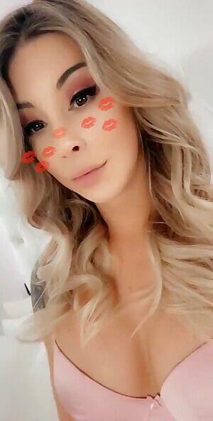 Casey Kisses wants a kiss