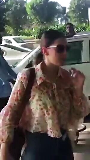 Hansika Motwani. The perfect wan for tit fuck and mad tit suck. Even the nature wants her tits exposed.