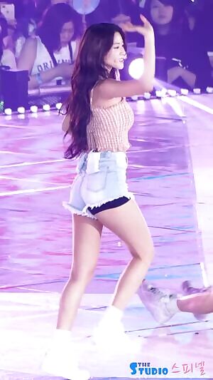 AOA - Chanmi showing off behind Seolhyun