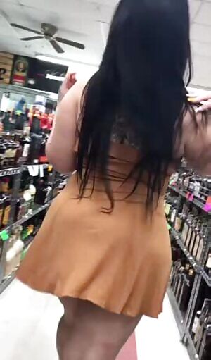 IG thot Thunda exposing herself in a corner store