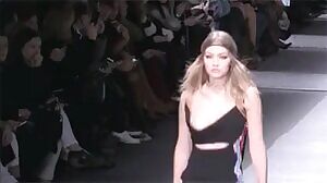 Gigi Hadid's bouncing bewbs on the runway