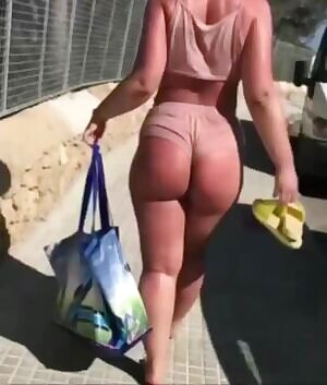 That ass is swingin' !