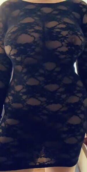 Date night - think he’ll like my outit? 👗