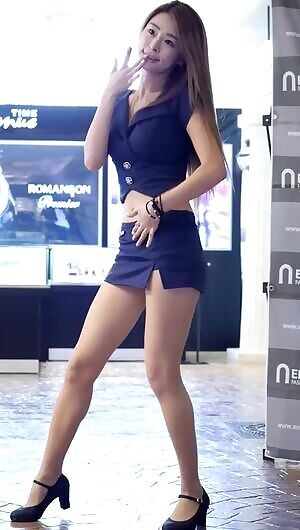 Switch - Minji Trying to Twerk