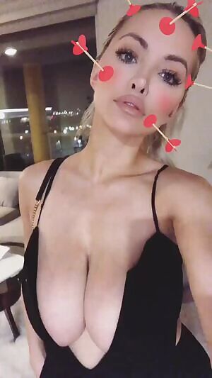 Lindsey Pelas