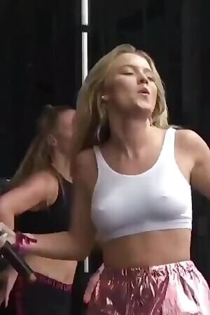 Zara Larsson - Lollapalooza bouncing and pokies