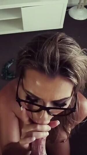 Hot amateur sucks and gets a facial