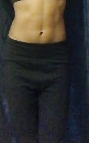 Getting warmed up with some hanging knee raises