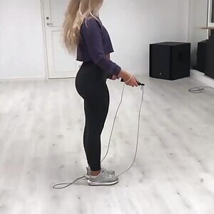 Maren Turmo jumping rope