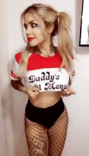 LegalTeens - Harley Quinn quick flash