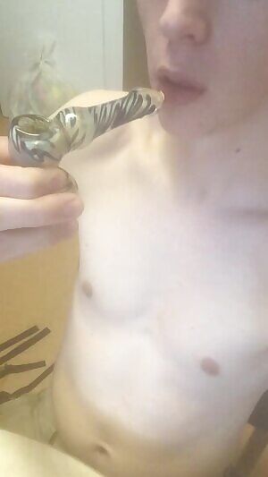 Any love for a stoned twink? I want someone to come fuck y wet bisexual mouth <3