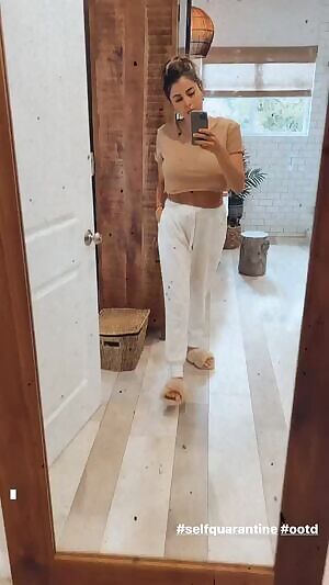 Daniella Monet trying to get our attention with her mommy body 😜