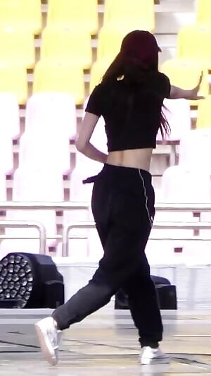 BlackPink - Rosé's Waist to Hips Ratio is No Joke
