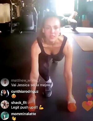 Yes! Jessica Alba, yes! make me sweat like that! 💦💦💦