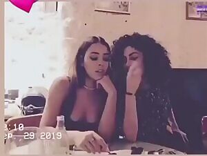 Danna Paola besando a una mujer