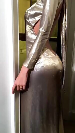 Emily Ratajkowski - Showing off Her Dress for the met gala red carpet