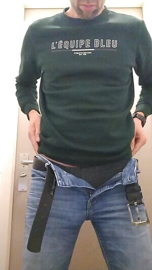 A quick wank between meetings 😊 38M4F