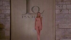 The two minute parade of naked models at the end almost made Prêt-à-Porter worth watching