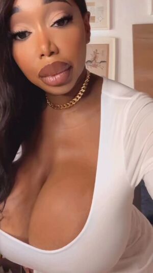 We definitely need to see more ebony bimbos!