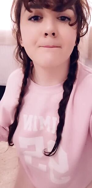 Imagine waking up to a cute trap gf every morning 😴