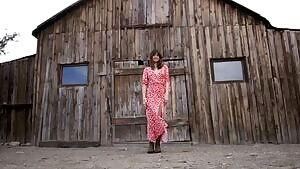 Ana De Armas giving one of the sexiest dances ever.