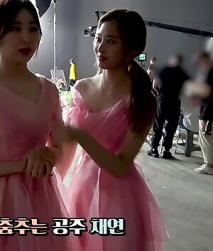 IZ*ONE Minjoo cleavage