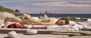 Natalie Portman shows her amazing body while sunbathing