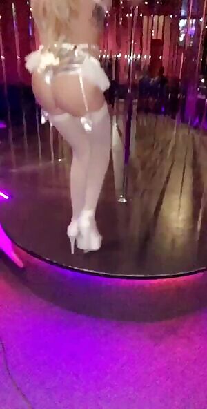 Kendra Sunderland Pole Dancing